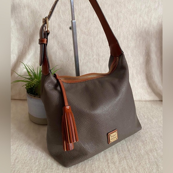 Dooney & Bourke Handbags - 🎄Holiday SALE‼️Dooney & Bourke Leather Shoulder Bag